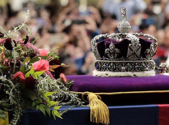 Isabel Ii Ya Descansa En Windsor Belleza Y Alma