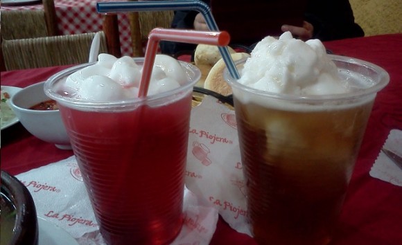 La etiqueta negra de las calorías de las bebidas ...