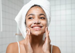 Aclarar manchas de la piel de forma natural: consejos y remedios caseros para mujeres     