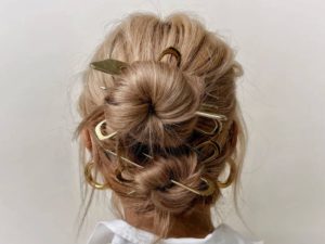 ¿Cómo usar las horquillas para el cabello o ganchitos sostenedores?